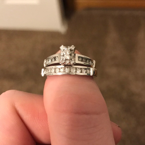 Engagement ring. - Picture 2 of 3